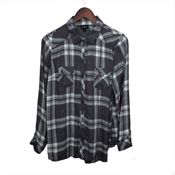 Torrid Grey Plaid Button Down shirt Size 2x - Picture 4 of 9